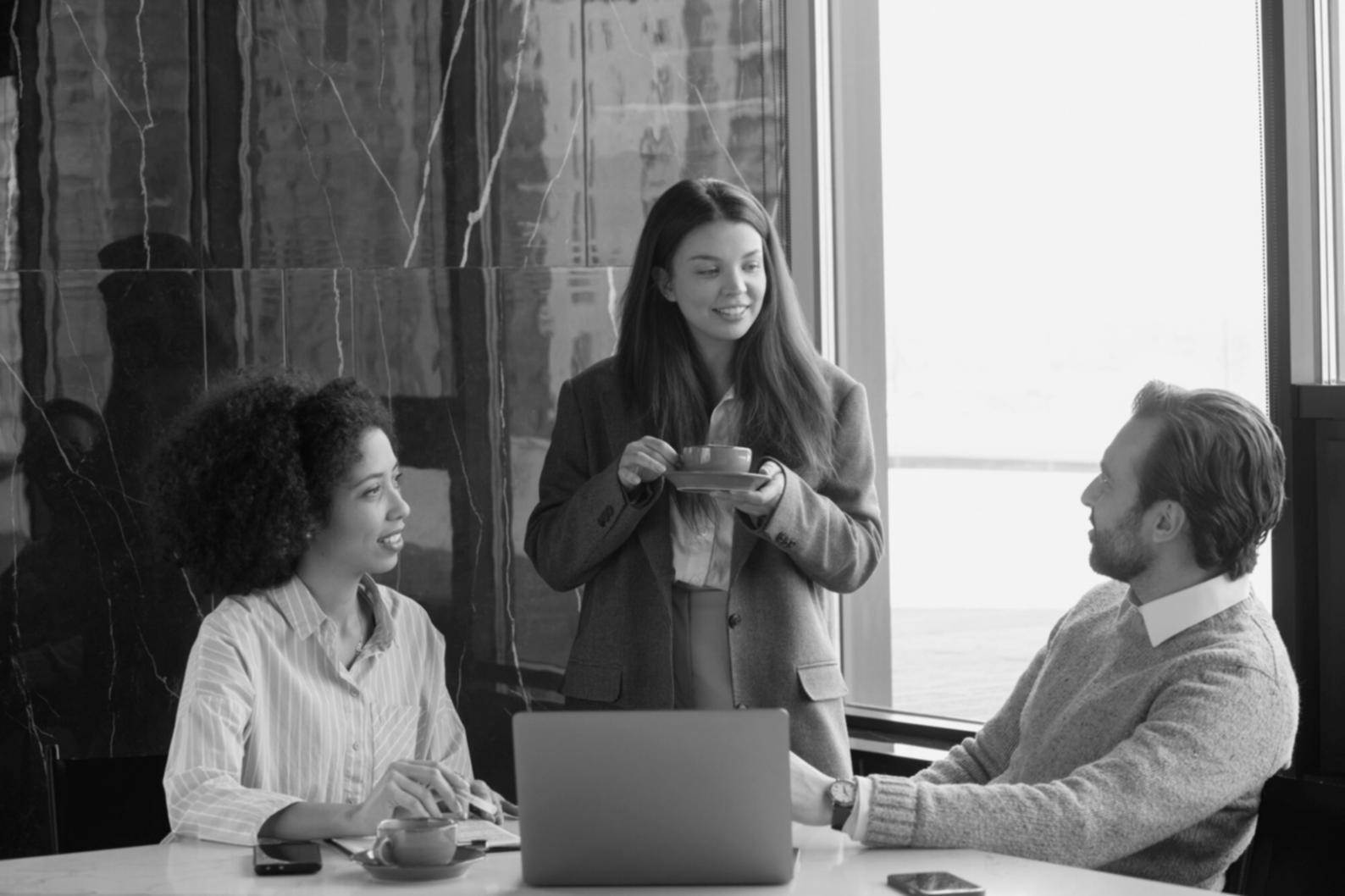 Consultation d'analyse financière en cours avec documents professionnels